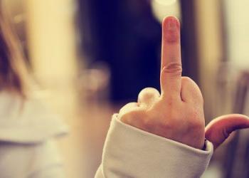 Les femmes fortes préfèrent être seules que de passer leur temps avec des abrutis