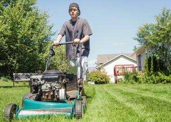Cette école récompense les étudiants lorsqu’ils font des travaux de jardinage pour les personnes âgées et les personnes handicapées