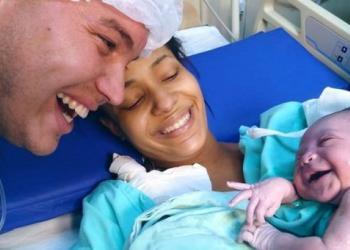 Un nouveau-né accueille papa avec un sourire radieux à l’instant où elle reconnaît sa voix