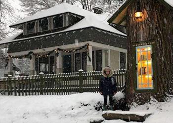 Une femme transforme la souche d’un arbre de 110 ans en une petite bibliothèque magique pour le quartier