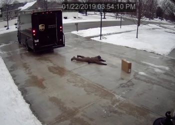 Une caméra de sécurité a filmé la meilleure tentative de livraison de tous les temps