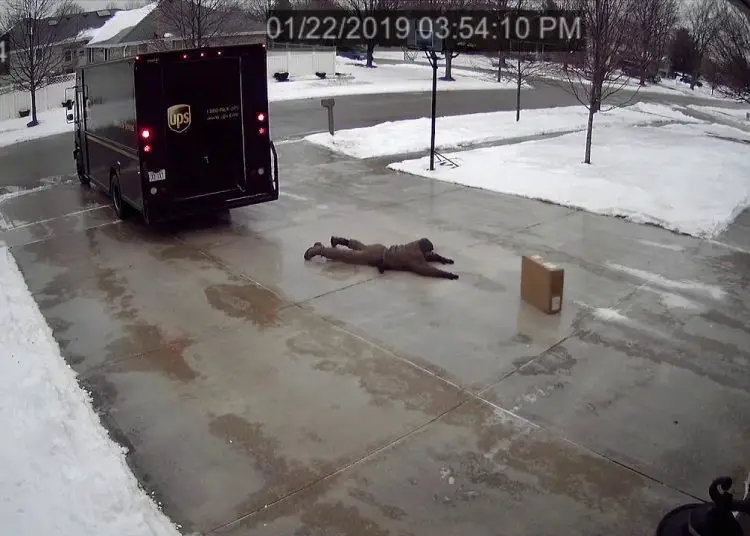 Une caméra de sécurité a filmé la meilleure tentative de livraison de tous les temps