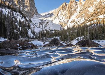 Un photographe capture les vagues gelées du lac Colorado qui ressemblent à des dunes de verre