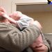 Un chiot devient fou de joie quand l’homme qui lui a sauvé la vie se présente pour l’adopter.