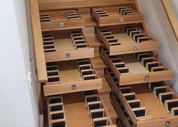 Cet Australien a transformé un escalier en cave à vin pouvant contenir 156 bouteilles