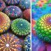 Une artiste crée des mandalas colorés en peignant des galets avec des milliers de petits points