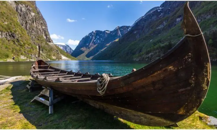 Un énorme bateau-tombe viking vieux de 1000 ans a été trouvé en Norvège