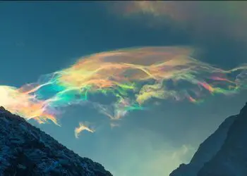 De magnifiques nuages iridescents capturés lors d’une rare observation sur un pic sibérien