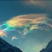 De magnifiques nuages iridescents capturés lors d’une rare observation sur un pic sibérien