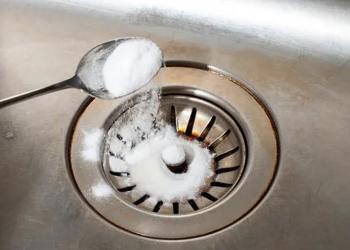Versez toujours du sel dans votre drain la nuit, voici ce qui se passe !