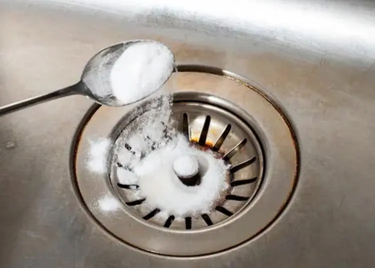 Versez toujours du sel dans votre drain la nuit, voici ce qui se passe !