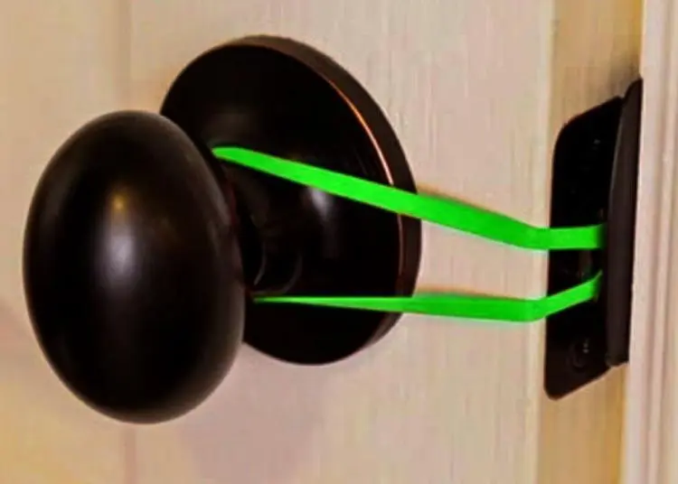 Mettez toujours un élastique sur vos poignées de porte, cela change tout !