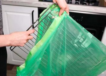 Pas besoin de frotter, mettez la grille du four dans un sac : elle redevient comme neuve