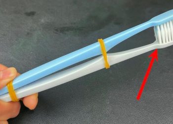Je viens de découvrir aujourd’hui qu’en attachant deux vieilles brosses à dents ensemble, on obtient un résultat incroyable qui résout les soucis de beaucoup de gens.