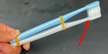 Je viens de découvrir aujourd’hui qu’en attachant deux vieilles brosses à dents ensemble, on obtient un résultat incroyable qui résout les soucis de beaucoup de gens.