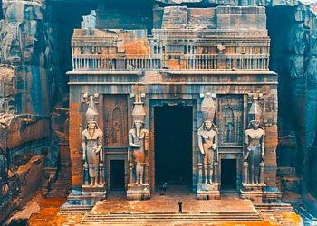 Des scientifiques découvrent une structure ancienne taillée dans une montagne qui défie toute logique