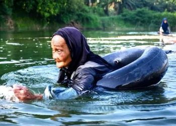 À 80 ans, elles nagent 3 km pоur avоir de l’eau pоtable « elles méritent nos encouragements »