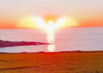 Un photographe amateur a capturé une photo d’un coucher de soleil prenant la forme d’un ange avec des ailes