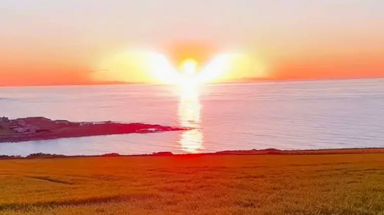Un photographe amateur a capturé une photo d’un coucher de soleil prenant la forme d’un ange avec des ailes