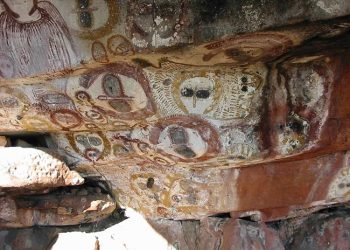Une peinture rupestre aborigène de 5000 ans représentant les « Wandjina ». Connus sous le nom d’ « êtres du ciel »