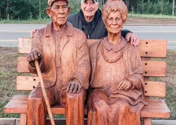 Cet homme a mis 3 ans pour réaliser la statue de ses parents en bois « Merci d’apprécier mon travail »