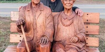 Cet homme a mis 3 ans pour réaliser la statue de ses parents en bois « Merci d’apprécier mon travail »
