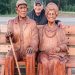 Cet homme a mis 3 ans pour réaliser la statue de ses parents en bois « Merci d’apprécier mon travail »