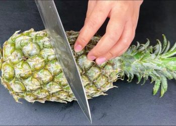 Aujourd’hui, j’ai appris qu’il est très simple de couper un ananas. Pas besoin d’enlever les yeux ni de le peler, c’est rapide, facile et le résultat est joli. C’est vraiment très pratique.
