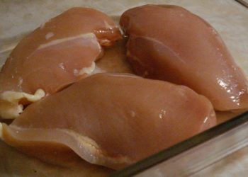 Une femme partage une astuce qui change la donne pour retirer les tendons blancs des filets de poulet