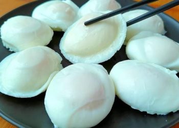 Ne mettez pas les œufs au plat directement dans la poêle. Voici une astuce simple et rapide pour des œufs parfaits, ronds et jolis, sans échec