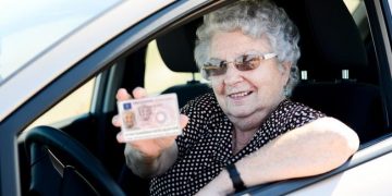 À 80 ans, elle décroche enfin son permis après 960 échecs et une somme astronomique dépensée