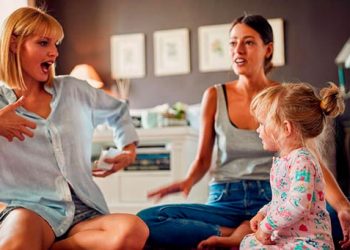 Les bienfaits des tantes : pourquoi elles sont aussi importantes que les mères