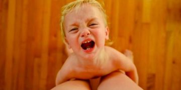 C’est prouvé : les enfants se comportent plus mal devant leur maman