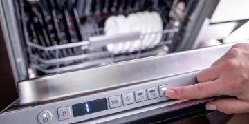 Lave-vaisselle : ce bouton magique réduit de moitié notre consommation d’électricité