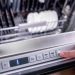 Lave-vaisselle : ce bouton magique réduit de moitié notre consommation d’électricité