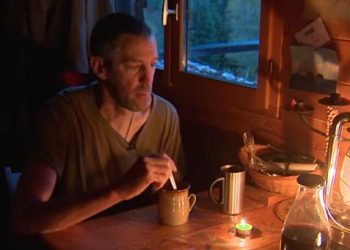 VIDÉO. Depuis 15 ans, cet homme vit dans une cabane sans eau ni électricité en Auvergne