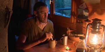 VIDÉO. Depuis 15 ans, cet homme vit dans une cabane sans eau ni électricité en Auvergne