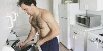 Plus un mari fait de tâches ménagères, plus le risque de divorce augmente