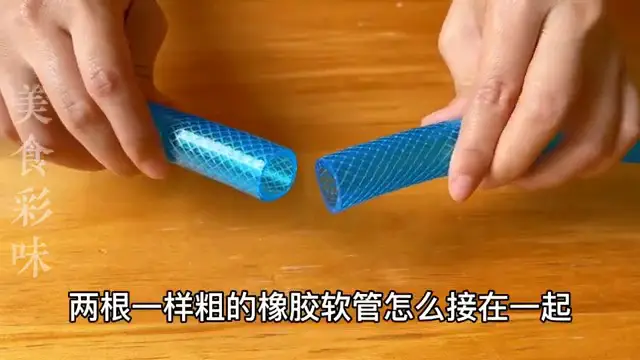 Présentation des deux tuyaux en caoutchouc de même diamètre à connecter.