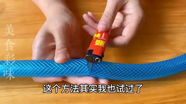 Démonstration de l'échec de la méthode consistant à chauffer le tuyau au briquet.