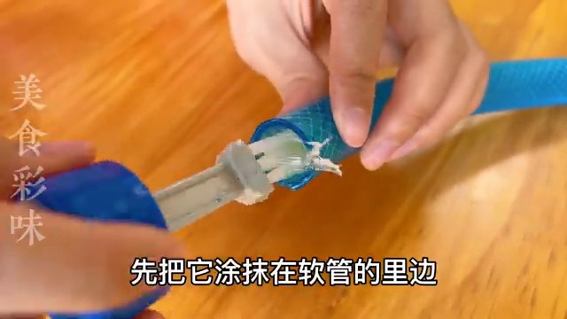 Application de la colle PVC à l'intérieur du tuyau souple (étape cruciale).