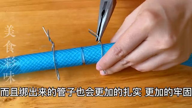 Serrage du fil de fer avec une pince en utilisant la boucle pour répartir la tension.