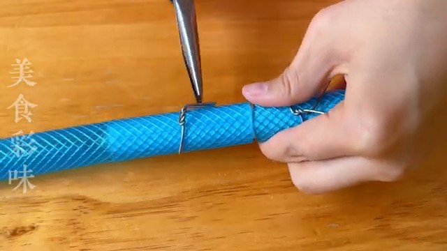 Résultat final avec les fils de fer serrés et repliés pour la sécurité.