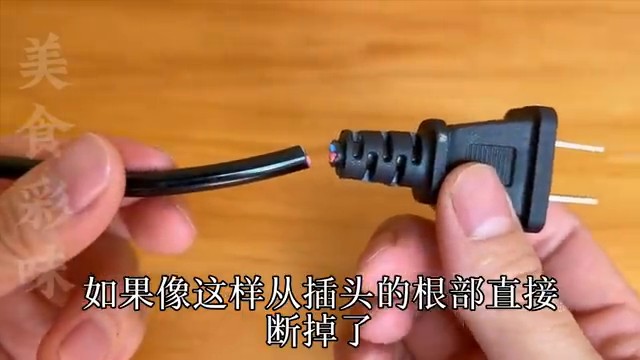 Gros plan sur la prise dont le fil est coupé net à la base