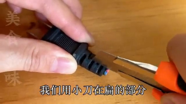 Démonstration de l'incision latérale du manchon de protection avec un cutter