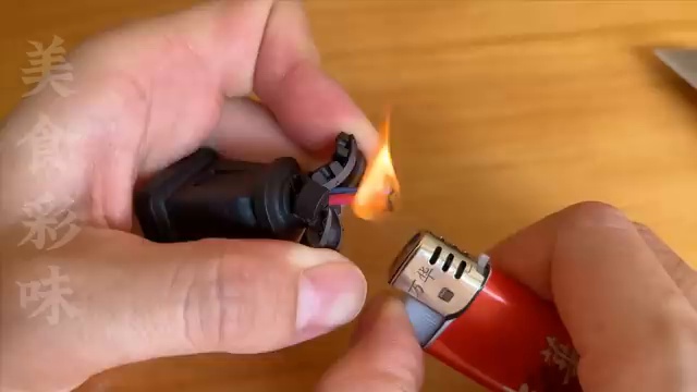Utilisation d'un briquet pour ramollir l'isolant et dénuder les fils courts
