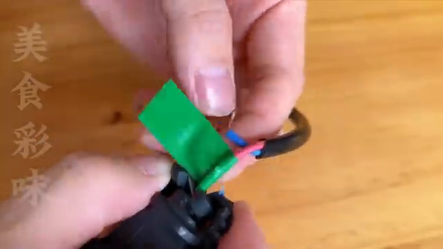 Les fils sont reconnectés et isolés individuellement avec du scotch