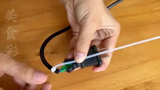 Mise en place des colliers de serrage entrecroisés pour créer la résistance mécanique