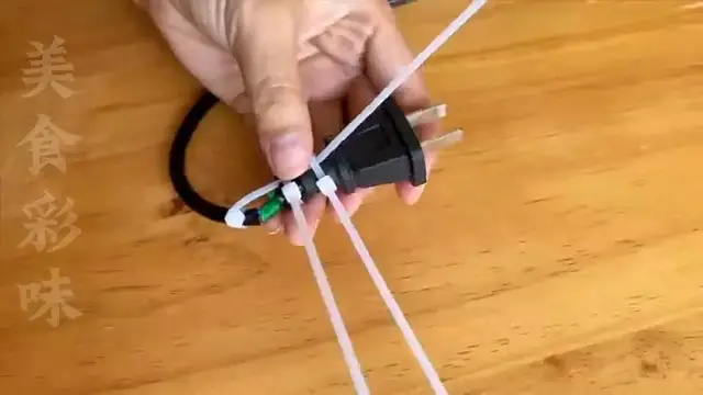 Serrage final des colliers en plastique pour fixer solidement le câble à la prise