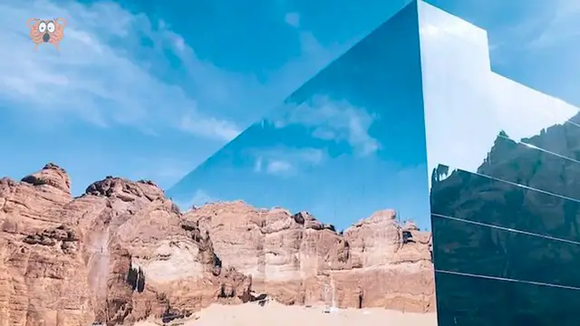 Vue du bâtiment miroir Maraya reflétant les montagnes du désert